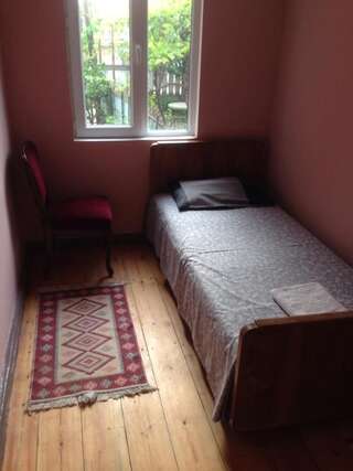 Хостелы Picnic Hostel Кутаиси Кровать в общем 8-местном номере-11