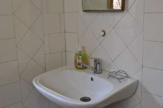 Хостелы Picnic Hostel Кутаиси Бюджетный трехместный номер-12